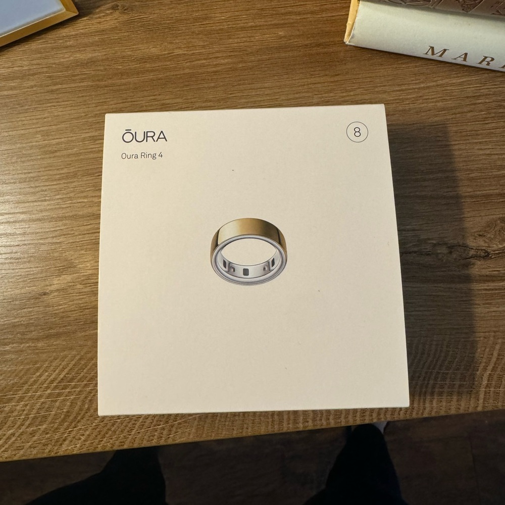 OURA RING GEN 4 GOLD SIZE 8
Oura